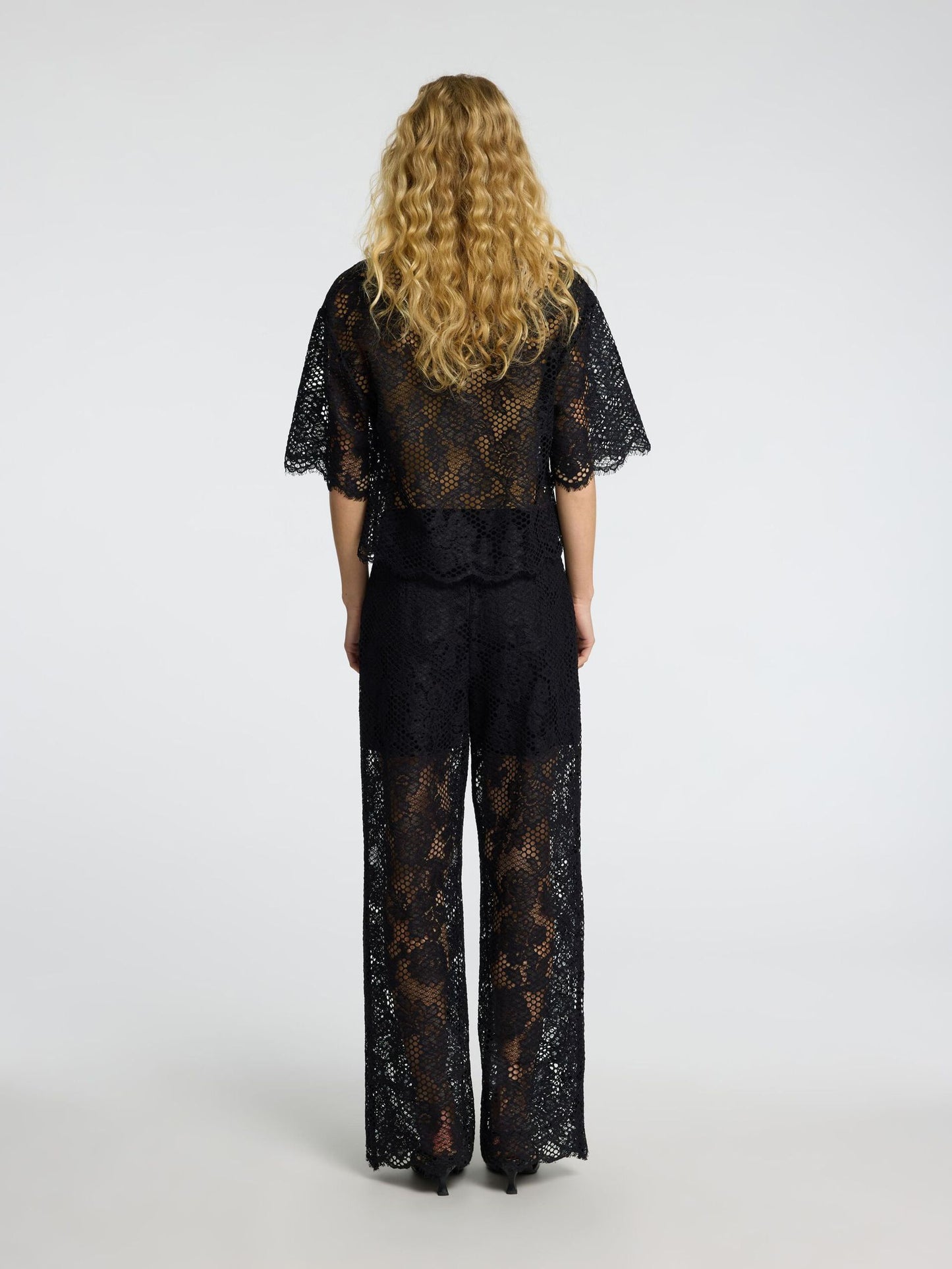 Selected Femme Milly 2/4 Cropped Lace Top - Black