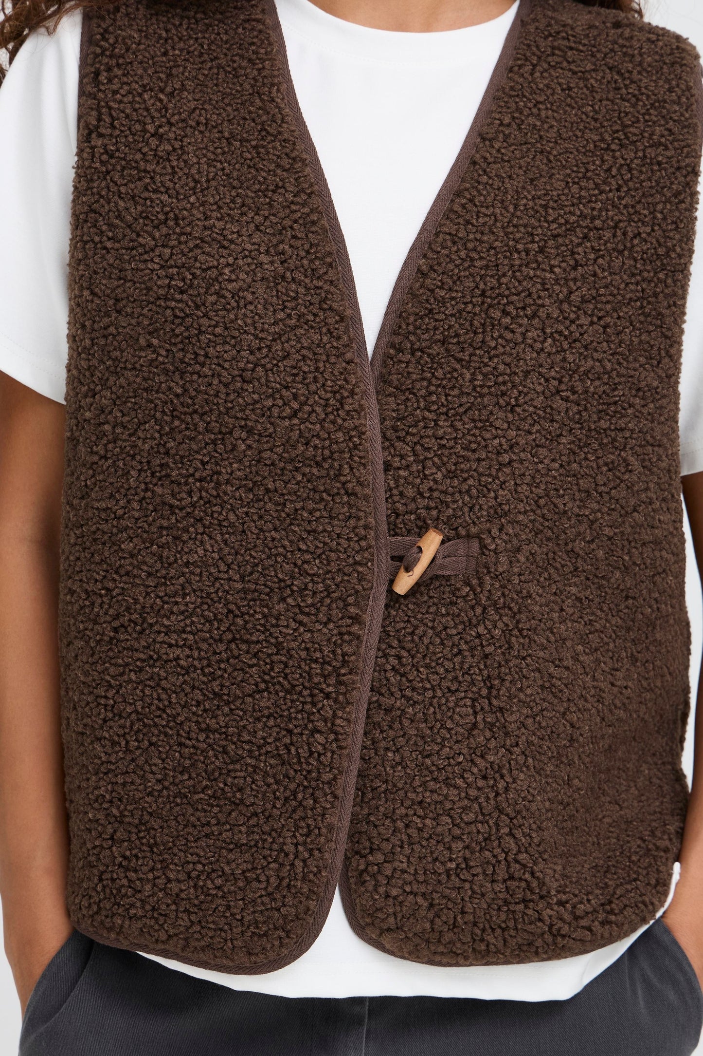 ICHI Gozima Waistcoat - Coffee Bean